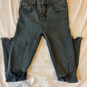 black cut off jean
